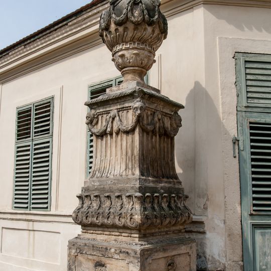 Váza na pilíři v opěrné zdi zámecké zahrady