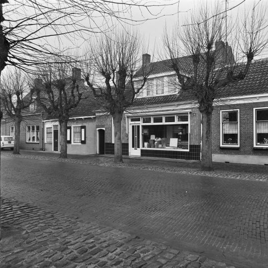 Huisje met gepleisterde langsgevel, in steentje gedateerd 1854