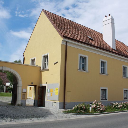 Pfarrhof mit Portal und Scheune