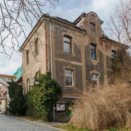 Einzeldenkmale der Sachgesamtheit Rittergut Taucha: Herrenhaus, Wirtschaftsgebäude, Scheune und Torbogen eines ehemaligen Rittergutes Haugwitzwinkel 1