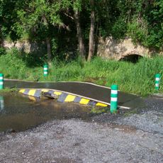 Propustek pro Čimický potok pod pobřežní cyklostezkou