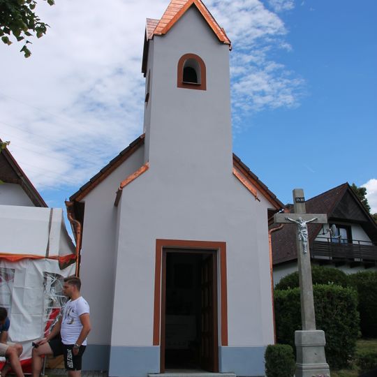 Kříž u kaple ve Vícemilech