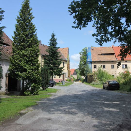 Nördliche, westliche und südliche Wirtschaftsgebäude des ehemaligen Rittergutes, inklusive südliche Scheune an der Straße Pietzschwitz 1, 1b, 1c, 1d, 1e, 1f, 1g, 1h, 2