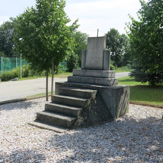 Pomník nejasného účelu naproti obecnímu úřadu v Poleradech