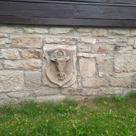 Reliéf s erbem Pernštejnů na podezdívce domu č. p. 45 v Potštejně