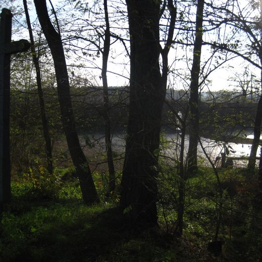 Kříž východně od Sudoměře u rybníka