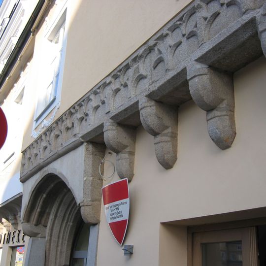 Bürgerhaus mit Teil der inneren Stadtmauer