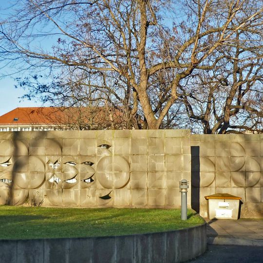 Formsteinwand am Wohnheim Güntzstraße 22