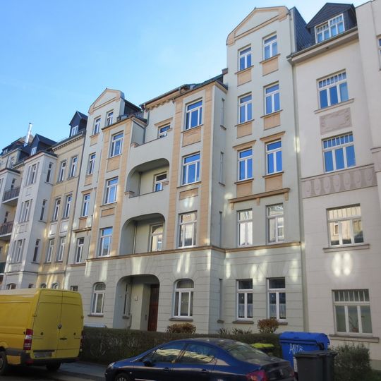 Mietshaus in geschlossener Bebauung mit Vorgarten Theodor-Lessing-Straße 15