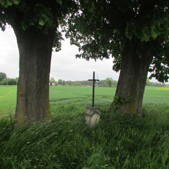 Kříž u silnice mezi Svatým Křížem a Mendlovou vsí