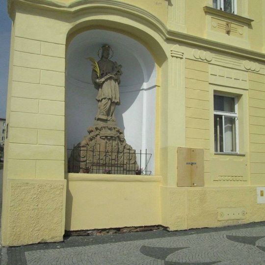 Kaplička se sochou svatého Jana Nepomuckého ve Spáleném Poříčí