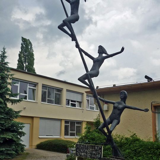 Drei Brockenhexen auf einem Besenstiel