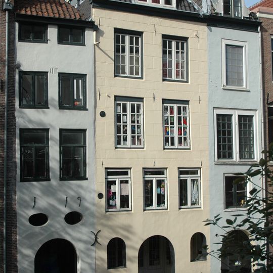 Pand met gepleisterde lijstgevel aan de Oudegracht zijde