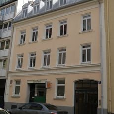 Vorstadthaus mit Mansardsatteldach