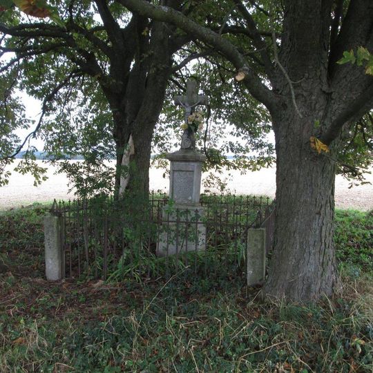 Kříž mezi Březím a Vlčetíncem