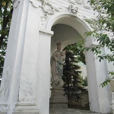 Výklenková kaplička - gloriet se sochou Panny Marie