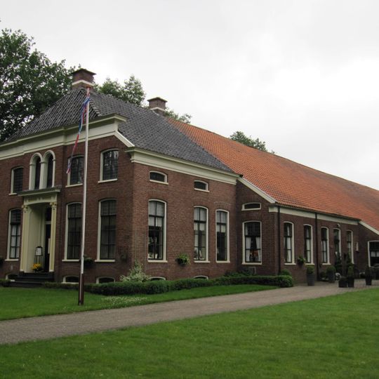 Boerderij van het Oldambster type in ambachtelijk-traditionele stijl met eclectische elementen