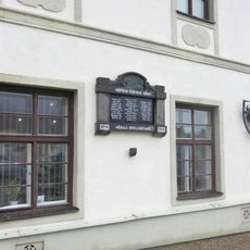 Pomník-deska padlým v 1.světové válce na muzeu v Bystřici nad Pernštejnem