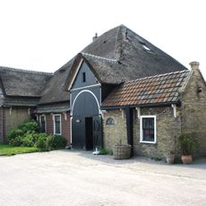 Stolphoeve met voorhuis, dat echter ingedeeld is als het woongedeelte van een echte stolp. Vensters met zes ruiten en smal venster in de korte zijde van het voorhuis