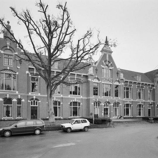 Dennenoord, hoofdgebouw