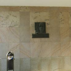 Pamětní deska Leopolda Pölzla v průchodu do atria Magistrátu v Ústí nad Labem