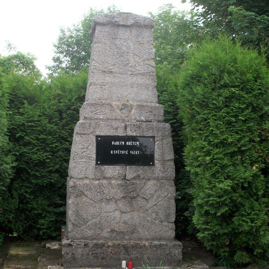 Pomník padlým na náměstí v Hoře Svatého Šebestiána