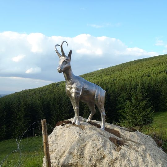 Socha kamzíka v Horní Lipové na Čerňavě