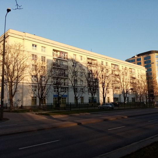 Blok przy alei Niepodległości 20