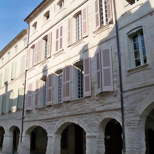 Maison à arcades, place de l'Église, rue de l'Hôpital