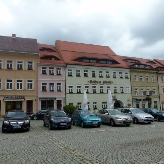 Wohnhaus in geschlossener Bebauung mit neuerem Ladeneinbau Markt 9