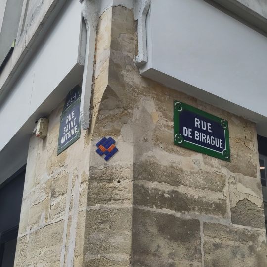 Tete extraterrestre violet avec yeux rouges