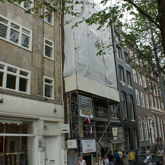 Pand met gevel onder gesneden rechte lijst