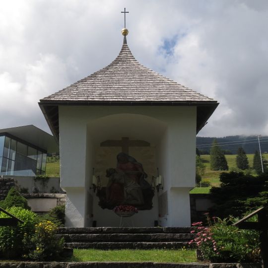 Pestkapelle mit Kriegerdenkmal und Friedhof, Bichl Kirche