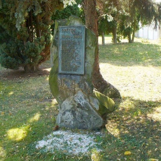Pomník padlým 1939-1945 v Podřipské ulici v Horních Beřkovicích