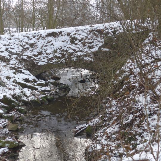 Most přes Vinořský potok pod Vinořským rybníkem