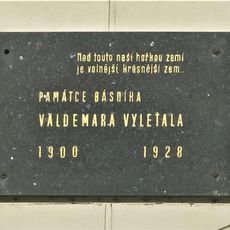 Pamětní deska Valdemara Vyleťala na gymnáziu v Komenského ulici v Nymburku