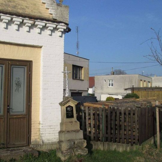 Kříž u kaple ve Veselé