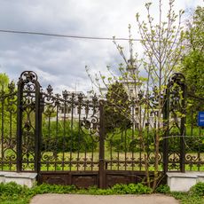 Ограда с юго-западными воротами