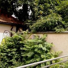 Vestiges de l'enceinte médiévale de la ville et du château princier