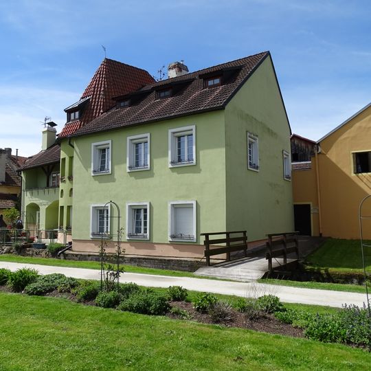 Lávka přes Zlatou stoku k zadnímu vchodu domu Husova čp. 16 v Třeboni