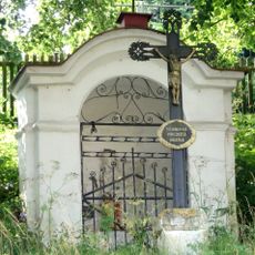 Kaplička západně od Týčku na stráni