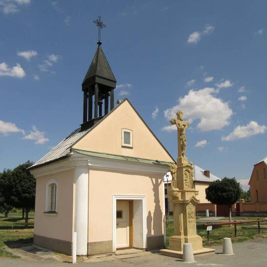 Kaple v Mezicích na návsi