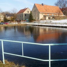 Dorfteich mit steinerner Einfassung Seitenweg 3 (bei)