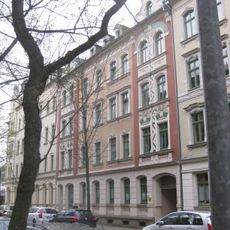 Mietshaus in geschlossener Bebauung Klarastraße 37