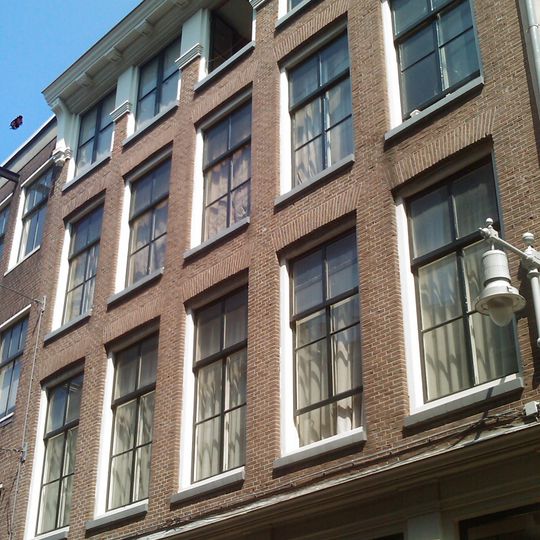 Pand met vijfraamsgevel onder door de vensters doorbroken rechte lijst met twee consoles