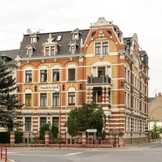 Mietshaus in halboffener Bebauung in Ecklage Schillerstraße 12