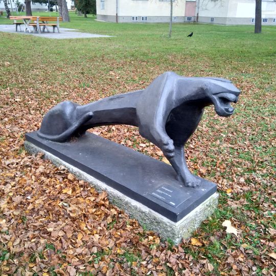 Plastik "Leopard" von Elisabeth Turolt, Gutheil-Schoder-Gasse 68-76, Vienna