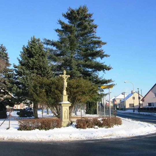 Kříž v Postřelmově ve středu obce