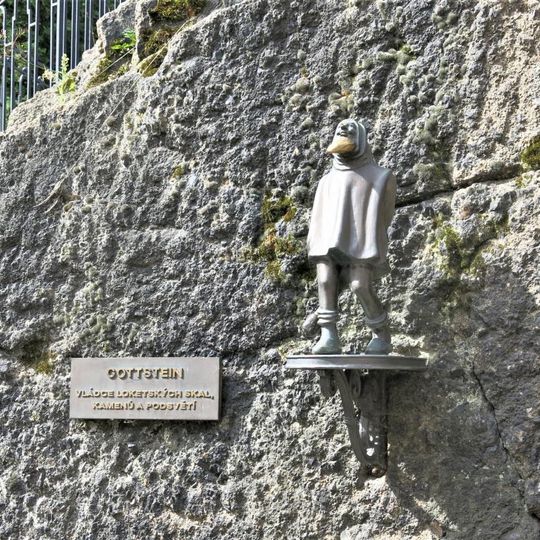 Soška skřítka Gottsteina na nádvoří hradu Loket