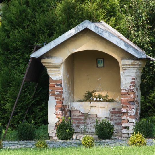 Kapliczka w ogrodzeniu III